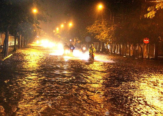 Duong pho Sai Gon thanh song sau tran cuong phong luc nua dem hinh anh 2