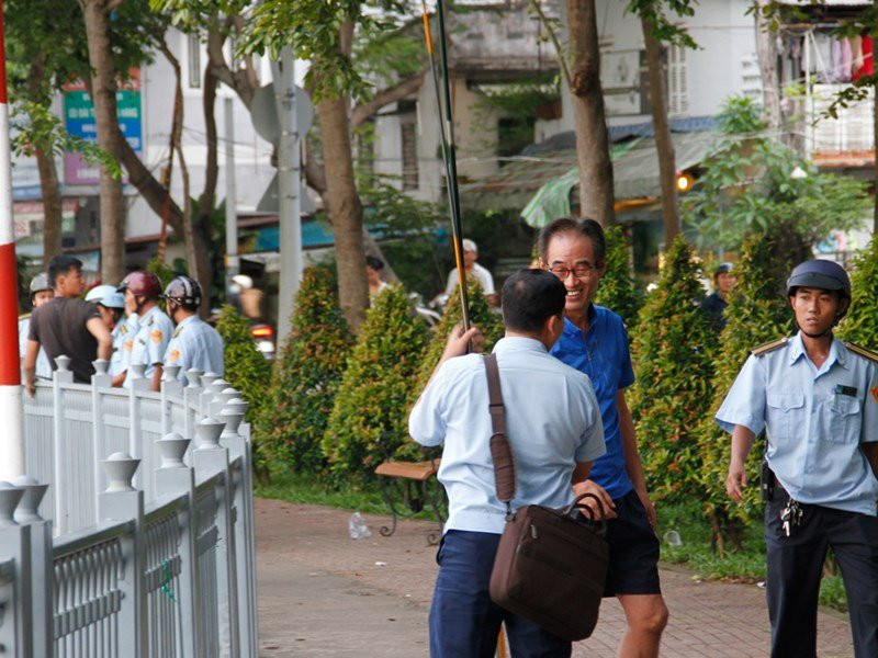 Bị bắt 'tè bậy', người xe ôm khóc giải bày cùng ông Hải - ảnh 2