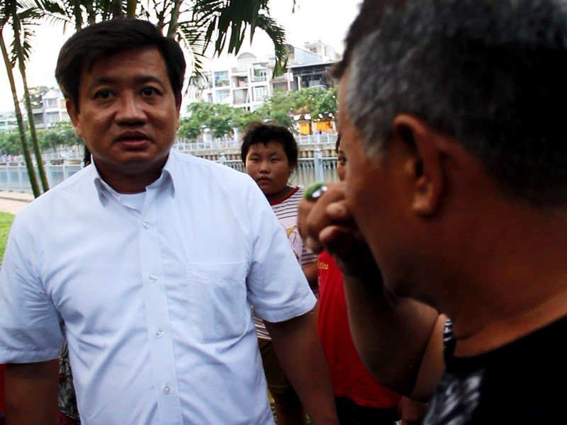 Bị bắt 'tè bậy', người xe ôm khóc giải bày cùng ông Hải - ảnh 1