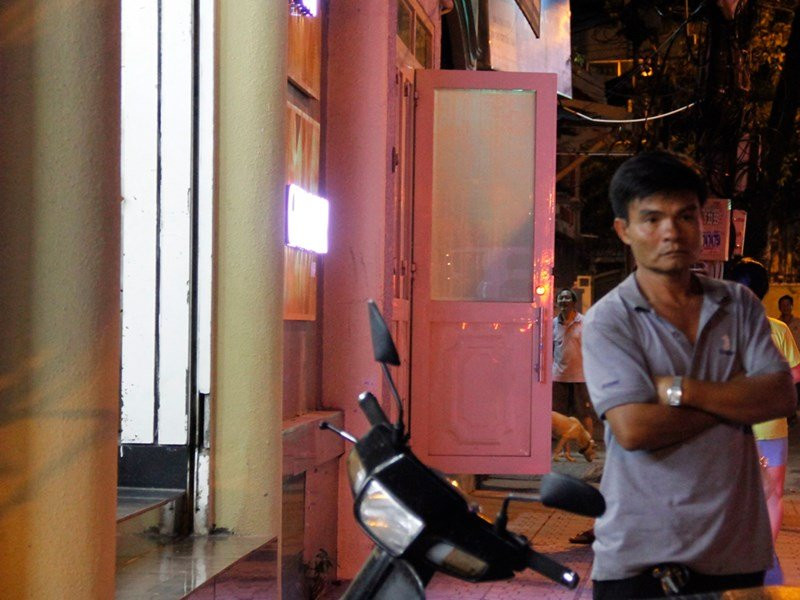 Bị bắt 'tè bậy', người xe ôm khóc giải bày cùng ông Hải - ảnh 11