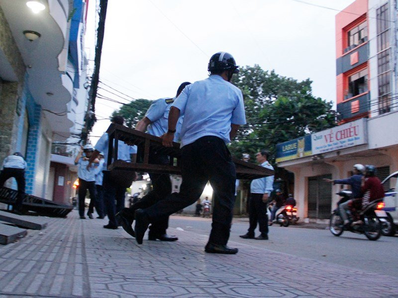 Bị bắt 'tè bậy', người xe ôm khóc giải bày cùng ông Hải - ảnh 3