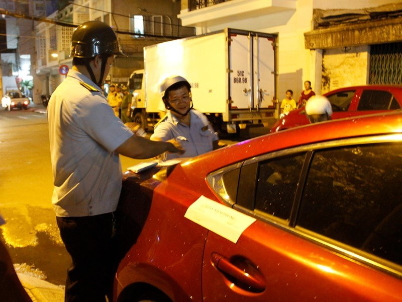 Bị bắt 'tè bậy', người xe ôm khóc giải bày cùng ông Hải - ảnh 7