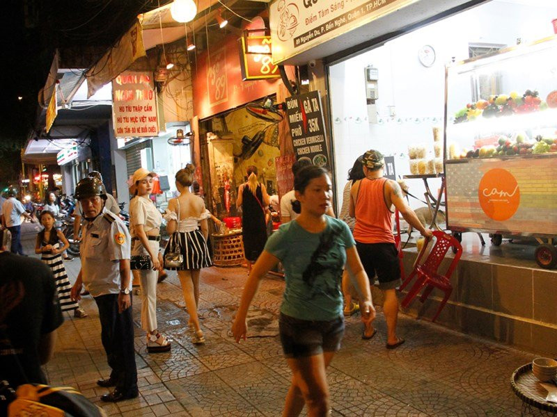 Bị bắt 'tè bậy', người xe ôm khóc giải bày cùng ông Hải - ảnh 4