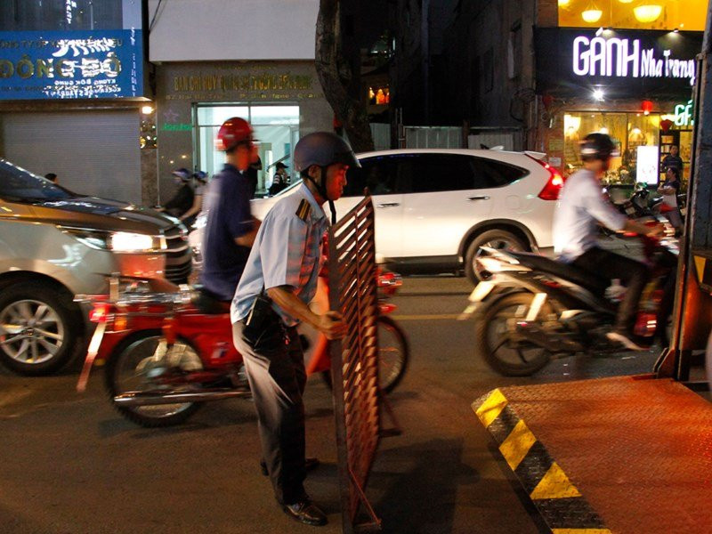 Bị bắt 'tè bậy', người xe ôm khóc giải bày cùng ông Hải - ảnh 6