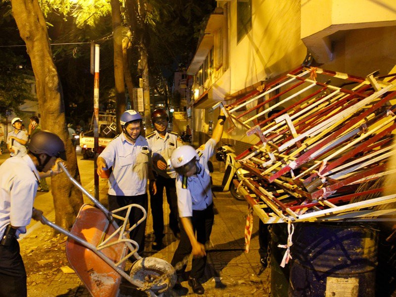 Bị bắt 'tè bậy', người xe ôm khóc giải bày cùng ông Hải - ảnh 5