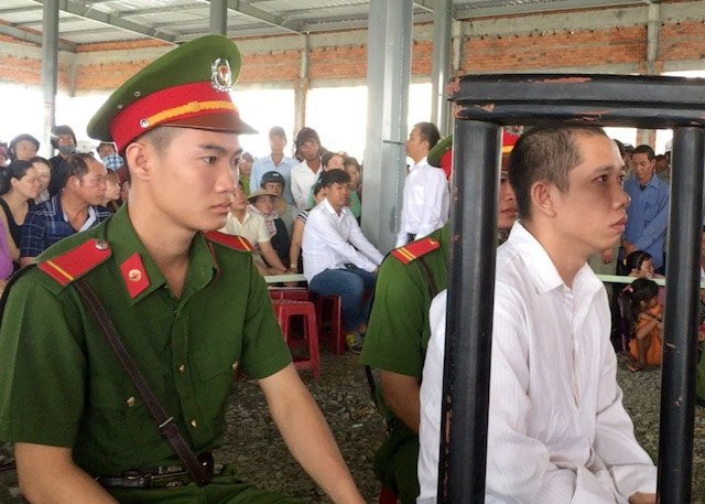 Ky su cam sung cuop ngan hang hau toa voi khung an tu hinh hinh anh 3