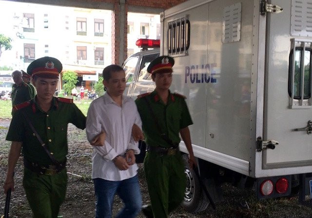 Ky su cam sung cuop ngan hang hau toa voi khung an tu hinh hinh anh 2