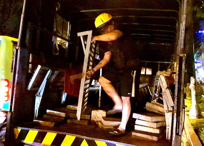 Nguoi dan ong chay nhieu km tim ong Hai doi thang sat bi tich thu oan hinh anh 2