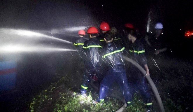 100 canh sat trang dem chua chay hai tau ca hinh anh 2