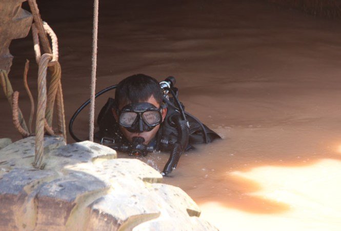 Người nhái nhập cuộc tìm bé 11 tuổi bị cuốn xuống cống - ảnh 2