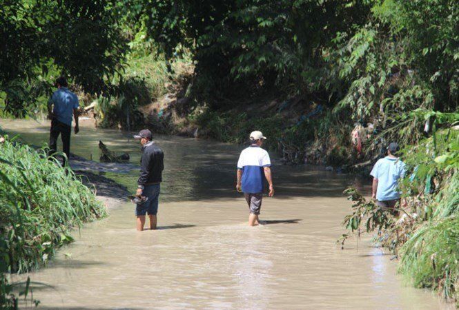 Người nhái nhập cuộc tìm bé 11 tuổi bị cuốn xuống cống - ảnh 3