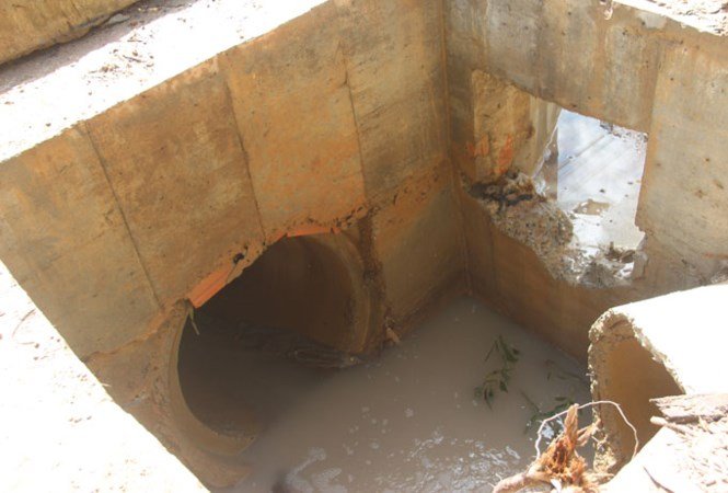 Người nhái nhập cuộc tìm bé 11 tuổi bị cuốn xuống cống - ảnh 1