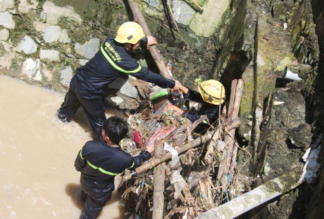 Người nhái nhập cuộc tìm bé 11 tuổi bị cuốn xuống cống - ảnh 5