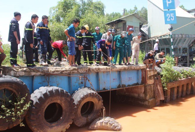Người nhái nhập cuộc tìm bé 11 tuổi bị cuốn xuống cống - ảnh 6