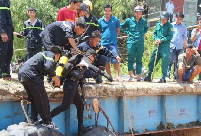 Người nhái nhập cuộc tìm bé 11 tuổi bị cuốn xuống cống - ảnh 7