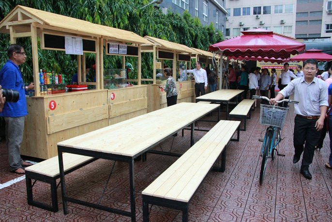 Phố hàng rong bán theo tem phiếu trong công viên ở quận 1 - Ảnh 1.