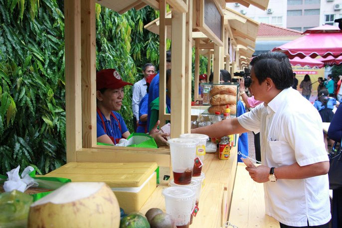 Phố hàng rong bán theo tem phiếu trong công viên ở quận 1 - Ảnh 4.