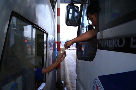 Tài xế đưa tiền lẻ, BOT tuyến tránh Biên Hòa không xả trạm - Ảnh 1.