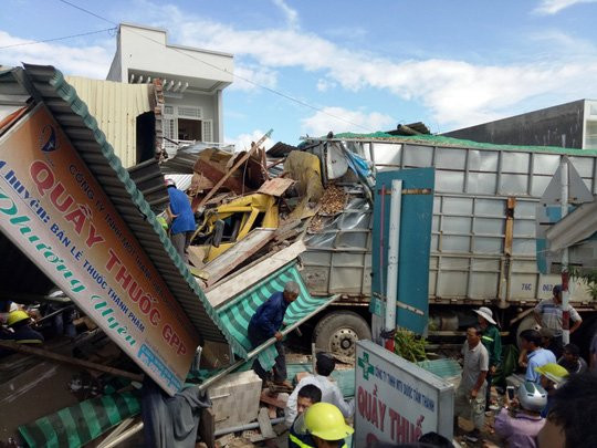 Xe tải mất lái, tông sập 4 nhà dân - Ảnh 2.