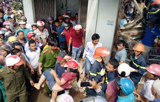 Xe tải mất lái, tông sập 4 nhà dân - Ảnh 3.