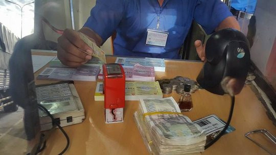 3 ngày liên tiếp tài xế dùng tiền lẻ ở BOT Biên Hòa - Ảnh 5.