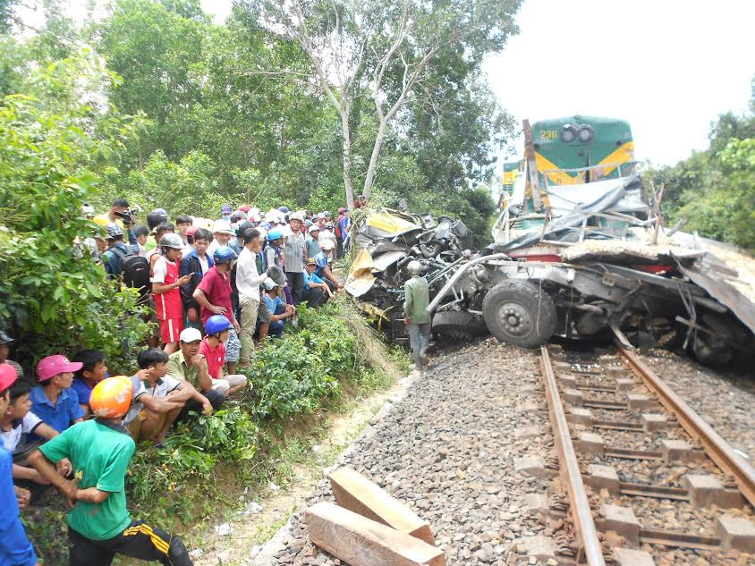 tai nạn đường sắt, tàu hỏa đâm ô tô, tai nạn, tai nạn giao thông