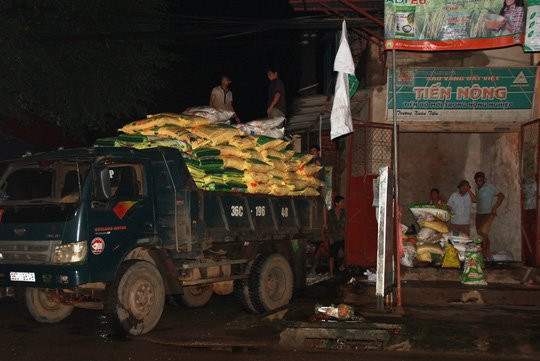 Lo sợ vỡ đê, người dân Thạch Thành trắng đêm chạy lũ - Ảnh 10.