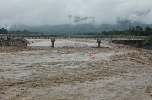 nghi-luc-cua-nha-bao-tu-nan-trong-tran-lu-quet-yen-bai-1