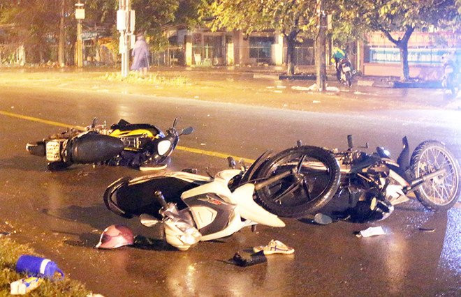 Oto con tong lien hoan 6 xe may, 5 cong nhan bi thuong hinh anh 2