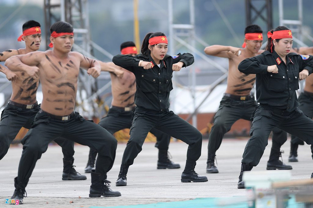 Vo thuat dieu luyen cua nu canh sat co dong chuan bi bao ve APEC hinh anh 2