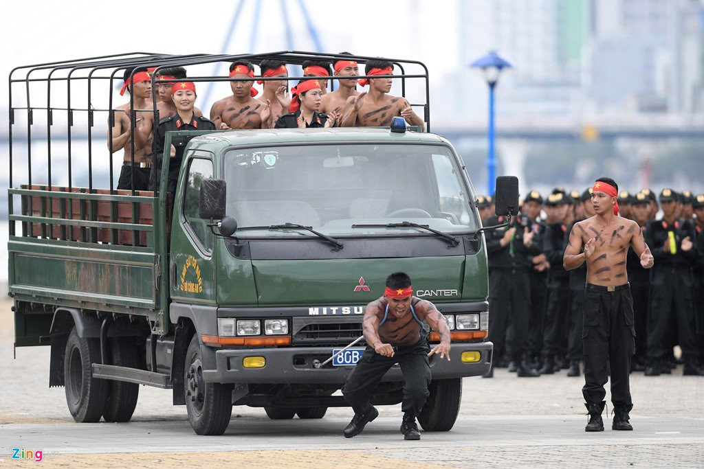 Vo thuat dieu luyen cua nu canh sat co dong chuan bi bao ve APEC hinh anh 17