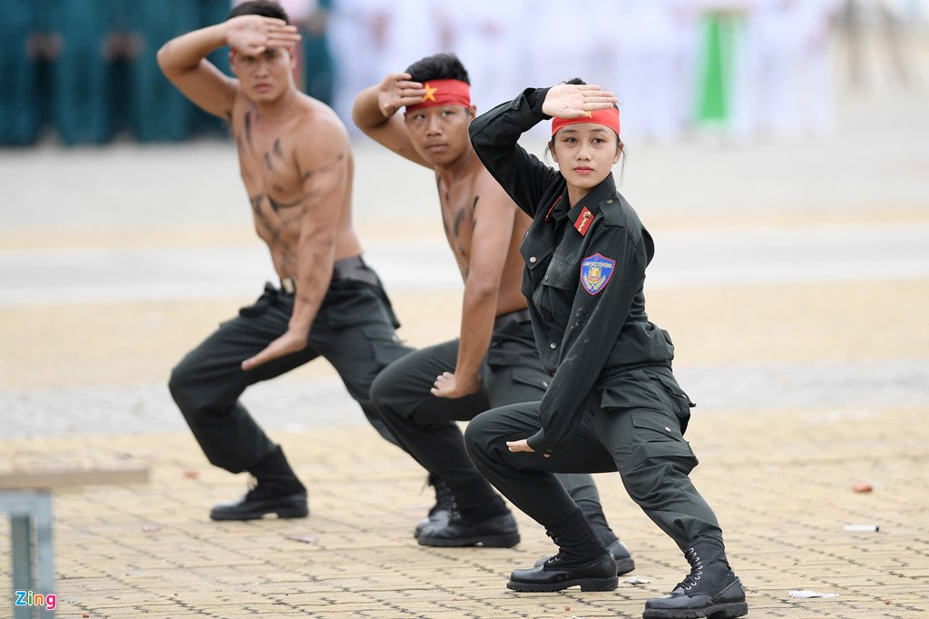 Vo thuat dieu luyen cua nu canh sat co dong chuan bi bao ve APEC hinh anh 3