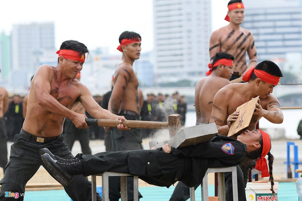 Vo thuat dieu luyen cua nu canh sat co dong chuan bi bao ve APEC hinh anh 6