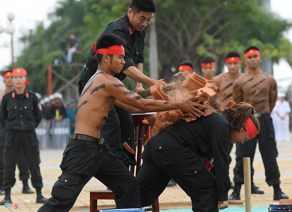 Vo thuat dieu luyen cua nu canh sat co dong chuan bi bao ve APEC hinh anh 7