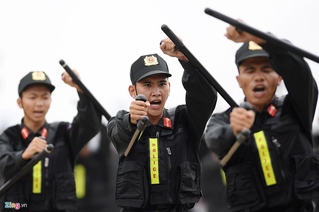 Vo thuat dieu luyen cua nu canh sat co dong chuan bi bao ve APEC hinh anh 10