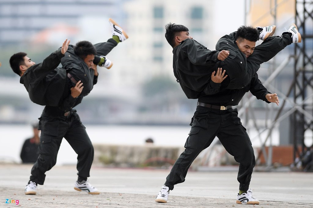 Vo thuat dieu luyen cua nu canh sat co dong chuan bi bao ve APEC hinh anh 11