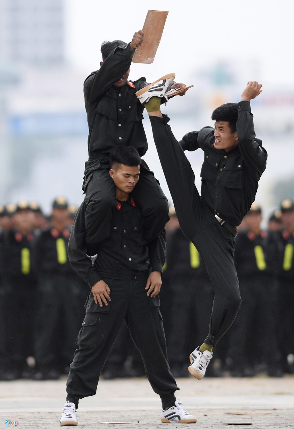 Vo thuat dieu luyen cua nu canh sat co dong chuan bi bao ve APEC hinh anh 12