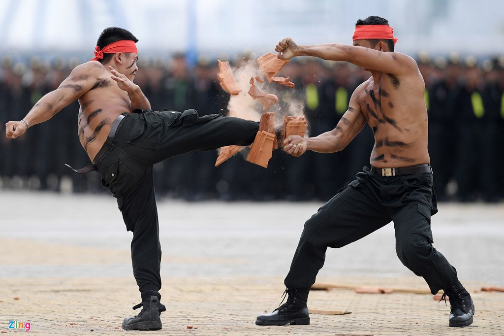 Vo thuat dieu luyen cua nu canh sat co dong chuan bi bao ve APEC hinh anh 13