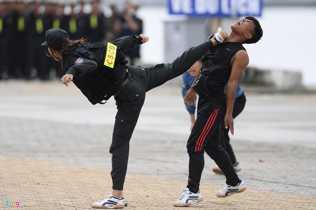 Vo thuat dieu luyen cua nu canh sat co dong chuan bi bao ve APEC hinh anh 4