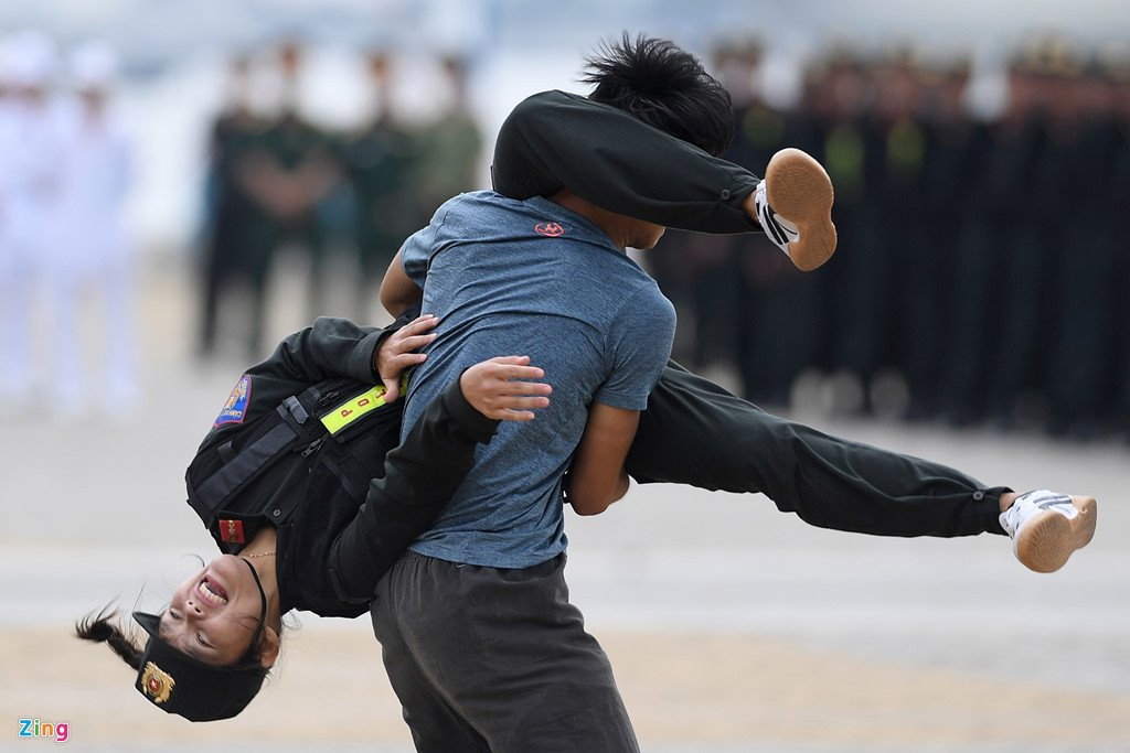 Vo thuat dieu luyen cua nu canh sat co dong chuan bi bao ve APEC hinh anh 5