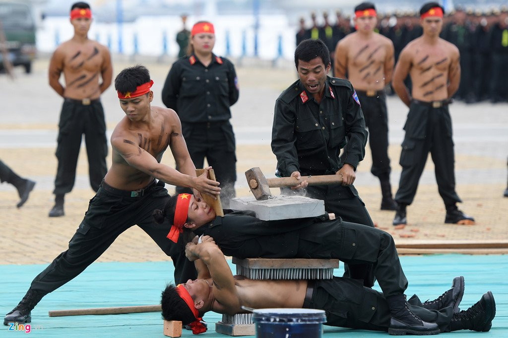 Vo thuat dieu luyen cua nu canh sat co dong chuan bi bao ve APEC hinh anh 8