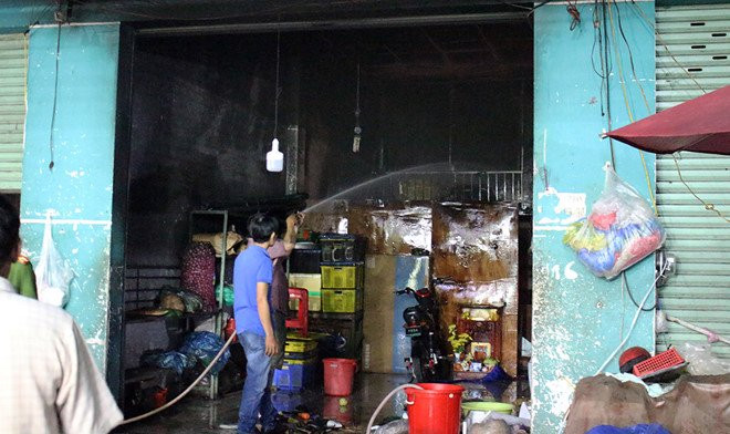 Vo thiet mang, chong cung 2 con bong nang vi chay tiem ban rau cu hinh anh 2