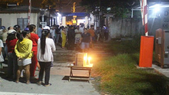 Bỏ lại xe máy, nam thanh niên lao vào tàu hỏa tự tử