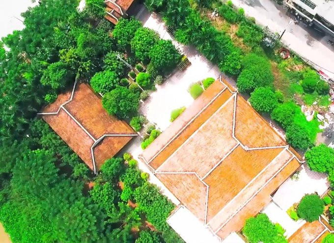 Căn biệt phủ nổi bật khi nhìn từ trên cao và bên trong