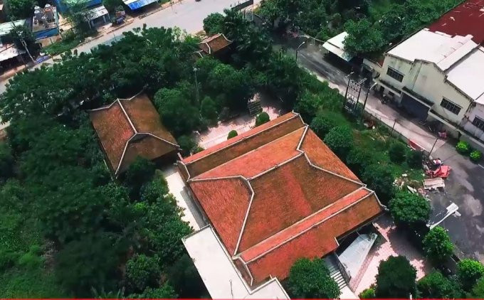 Xung quanh nhà được trồng nhiều cây xanh bao bọc bởi hàng rào cao tầm khoảng 3 m.