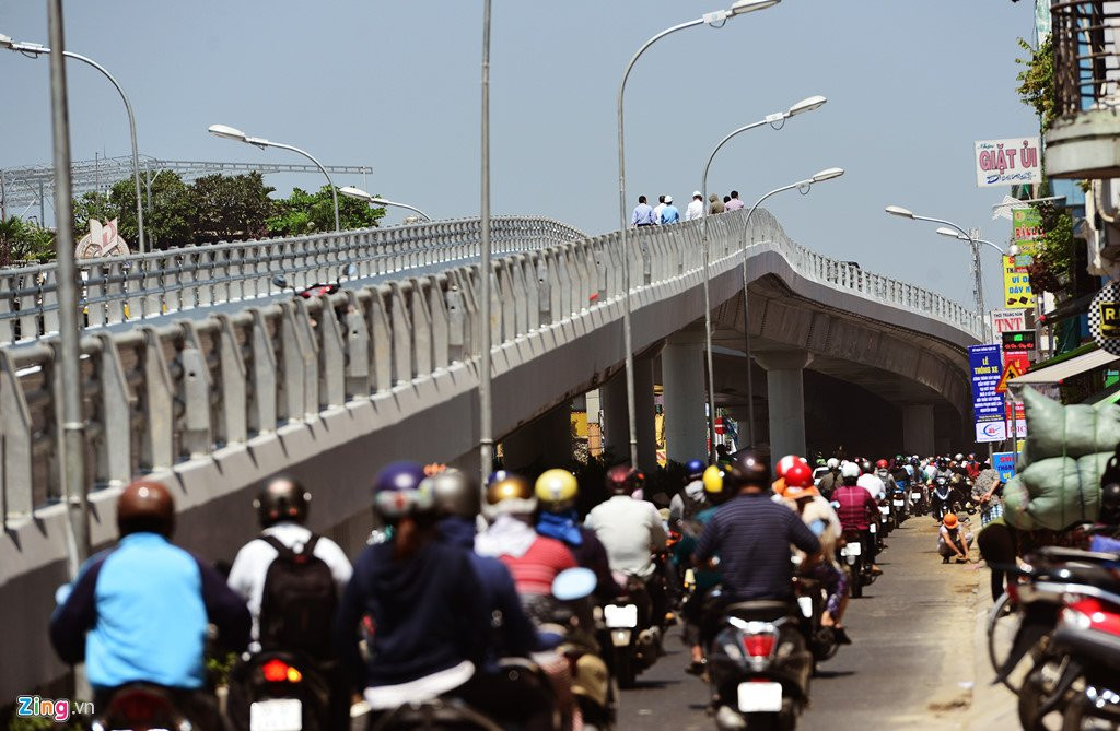 Thong xe cau vuot chu Y o nga 6 Go Vap hinh anh 4