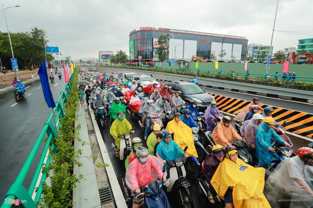 Ham chui 120 ty phuc vu APEC thong xe trong mua hinh anh 7