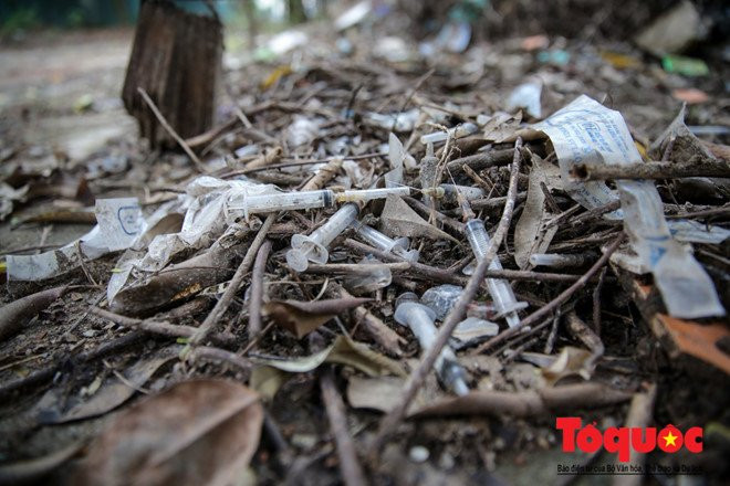 Nhà sinh viên Pháp Vân - Tứ Hiệp: Dùng máy xúc để dọn kim tiêm - ảnh 6