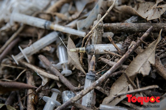 Nhà sinh viên Pháp Vân - Tứ Hiệp: Dùng máy xúc để dọn kim tiêm - ảnh 11