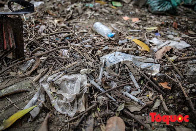 Nhà sinh viên Pháp Vân - Tứ Hiệp: Dùng máy xúc để dọn kim tiêm - ảnh 3